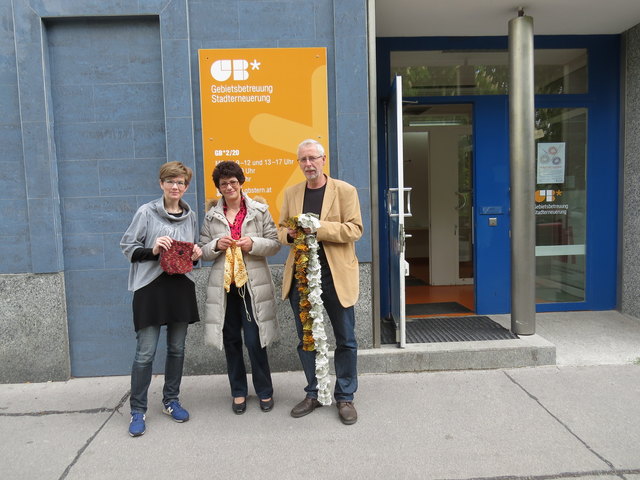 Nina Chladek-Dankmaier und Martin Forstner bedanken sich und umrahmen Yvette Bajor.