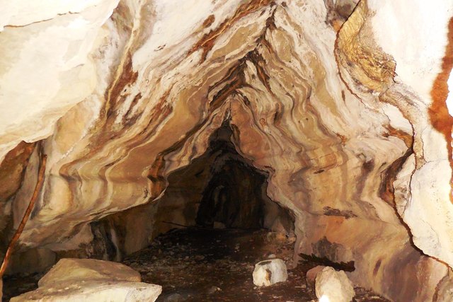 Jungfrauenhöhle bei Türnitz: ungemein interessantes Profil und spektakuläre Schattierungen im Fels.