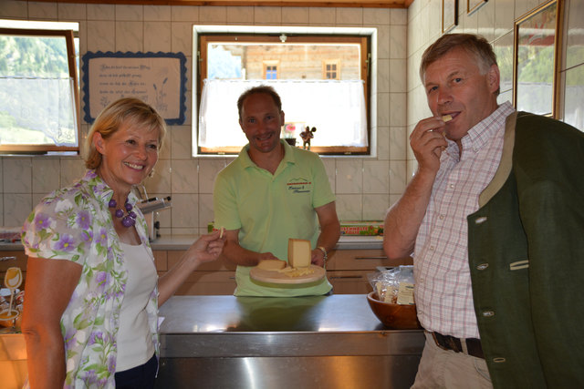 Beim „Steinmannbauer“ kosten Präsident Franz Eßl und Vizepräsidentin Elisabeth Hölzl handgemachten Käse. | Foto: LWK