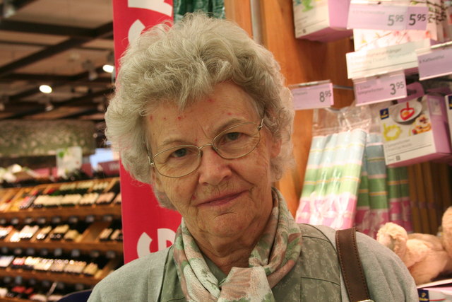 Erna Proschak, Schüttdorf: "Ich kaufe öfters beim Zeller Wochenmarkt ein, aber ansonsten ist das oft gar nicht zu einfach."