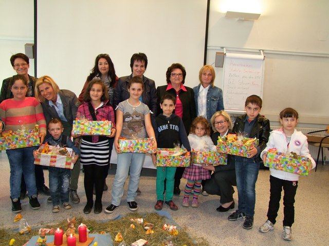 Brigitte Glatz, Christine Rainer (Präs.), Astrid Arztmann, Monika Konrad, Anna-Maria Schiffer, Sabine Eichberger (RK) und Elisabeth More (RK-Bezirksstellenleiter-Stv.)