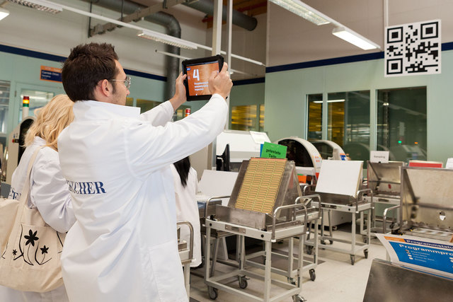 Bei den interaktiv gestalteten Führungen bei AT&S in Leoben bekommen Besucher ungewöhnlich tiefe Einblicke in die Welt der High-Tech Leiterplatten. | Foto: Creative Industries Styria