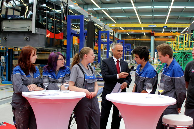 Moderator Walter Sattlberger im Gespräch mit den Lehrlingen
