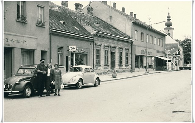Im Hintergrund die Kirche St. Michael