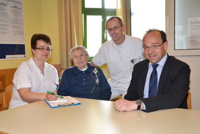Eine Maßnahme durch Anregung aus der letzten Patientenbefragung: Optimierte Diätberatung für Patienten. V.l.n.r.: Karin Steindl (Diätologin), Patientin Hermine Löschenbrand, Stefan Fehringer (Stationsleitung Gyn./Interne 3), Mag. Franz Huber (Kaufm. Direktor).