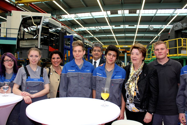 Generaldirektor Wolfgang Hesoun und Bezirksvorsteherin Renate Angerer sind stolz auf "ihre" Siemens-Lehrlinge
