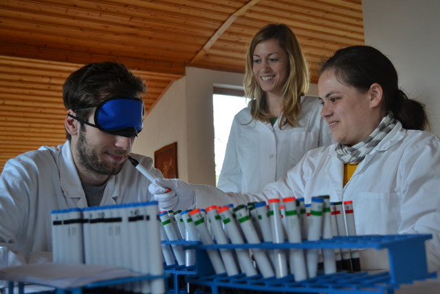 Julia Ramesmayer (l) und Ina Rennisch (r) beim Geruchstest mit den Sniffing-Sticks.