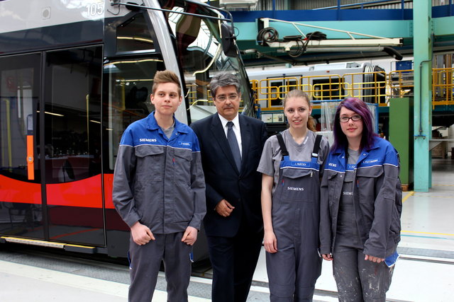 Generaldirektor Wolfgang Hesoun ist stolz auf "seine" Siemens-Lehrlinge