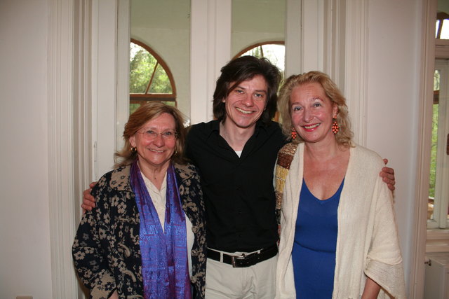 Galeristin Ursula Fischer mit Bariton Johannes Hanel, der den Versen von Literatin Angelika Peaston eine Stimme gab.