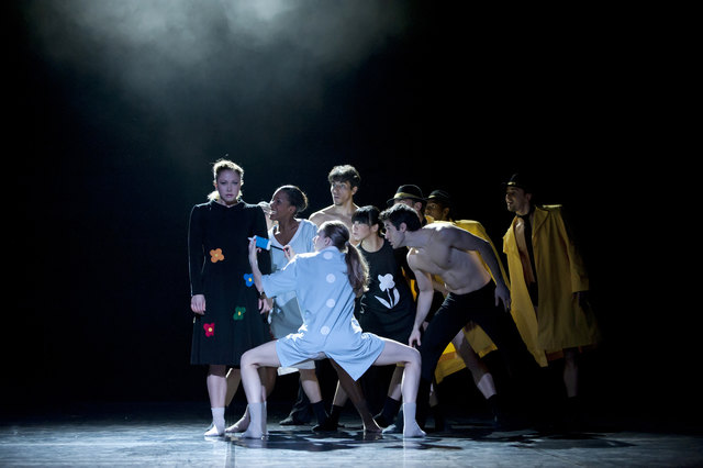 Anschaulich zeigt Choreografin Natalia Horecna in „It´s black nature“ die inneren und äußeren Kämpfe ihrer Hauptfigur.