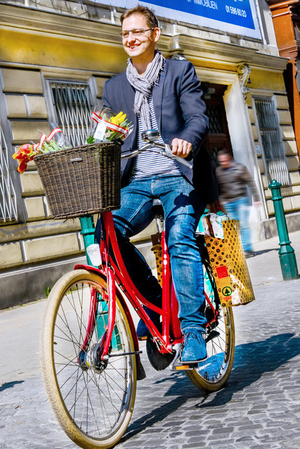 "Wenn mich jemand fragt warum ich in Wien mit dem Rad fahre, fällt mir das gar nicht so leicht zu beantworten, wahrscheinlich weil es so selbstverständlich ist. Es ist für mich ganz einfach schnell, es gibt keine Wartezeiten oder Parkplatzsuche. Meiner Gesundheit tut es gut. Bei drei Kindern bleibt kaum Zeit für extra Sport. Und ich mag es die Stadt in allen Facetten intensiv und direkt mit dem Rad zu erleben", sagt Martin Blum im Interview.
