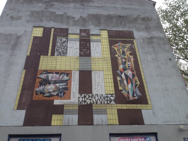 Echtes Kunstwerk: Dieses Mosaik verschönert die Fassade in der Frömmlgasse.