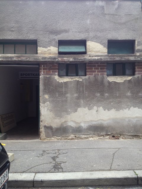 Dringend renoviert gehört dieser Hauseingang in der Grabmayrgasse.