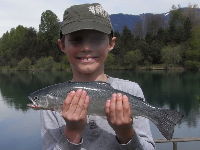 Erster Fang für Jungfischer Fabian am Silbersee und gleich eine Regenbogenforelle mit "39 cm"!!!