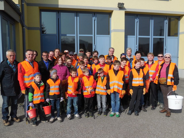 Viele freiwillige Helfer fanden sich zur Müllbeseitigungsaktion in Gresten ein. | Foto: Plank