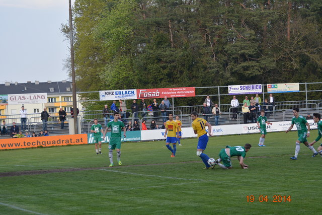 Bouchal Peter versucht sich als "Sturm-Einzelkämpfer" durchzusetzen. Es gelang ihm nicht, denn nach einem Stolperer war er plötzlich von einigen Goiserern umringt
