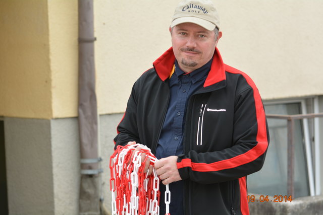 Christian Warsch beim Wegräumen der Absperrung. Für ihn und seine Kameraden war´s ein ganz, ganz ruhiger Arbeitstag  -  außer dem Nervenkitzel während dem Spiel