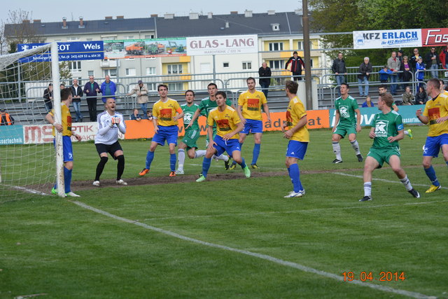 Goalie Schlögl Martin in abwartender Position. Er hatte des Öfteren mehr zu tun als ihm lieb war