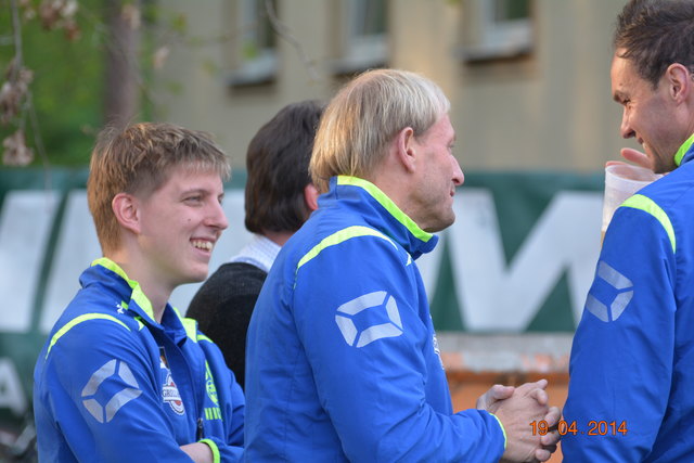 Spieler der Ib hatten einen Grund zur Freude: Im Vorspiel siegten sie gegen Grünau mit 2:1   -   von li nach re: "Michi", "Mandi" und der 2m lange "Zoki"