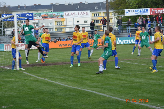 Die Goiserer voill auf Angriff eingestellt. Patrick Ambrosch drängt sich bei diesem Kornerball vor Goalie Schlögl Martin  -  hier ging der Ball noch neben das Tor