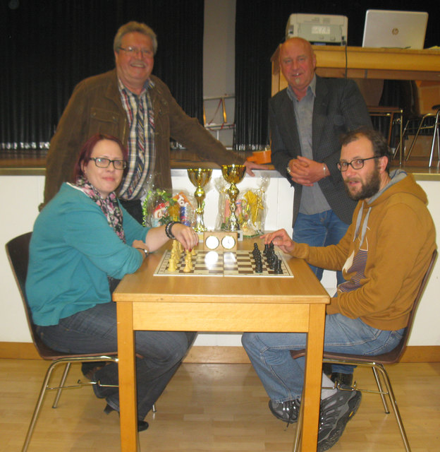 Siegerfoto: Vzbgm. Ferdinand Bogenreiter, Landesmeisterin Julia Bernhard, Obmann (ASK St. Valentin) Johann Nußbaumer, Landesmeister Florian Loidl