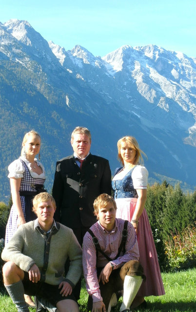 Traum-Aussicht: Familie Gruber aus Scheffau freut sich über Gäste. | Foto: Privat