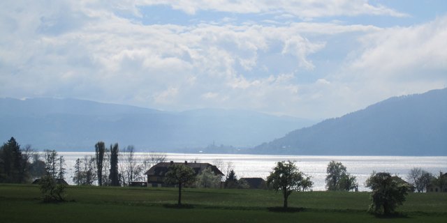 Beim spazieren gehen, entdeckt man immer schöne Ausblicke, am Nachmittag hat sich das Wetter gebessert. Die Sonne hat sich gezeigt und wenn der See dann so glänzt, freue ich mich...
