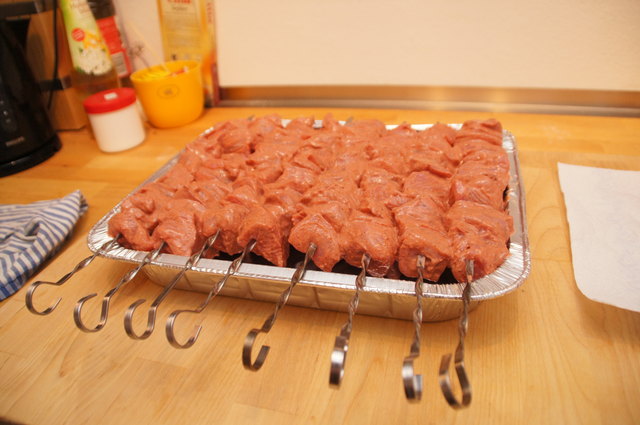 Die Schale kann man auswaschen und die Spieße darauf legen.