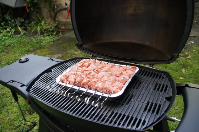 So kann man die Hühnerspieße indirekt garen und die Aluschüssel dient gleichzeitig als Auffangschale.