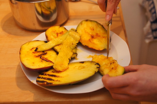 Das warme Fruchtfleisch in kleine Quadrate einschneiden und mit dem Löffel herausschaben. Die Würfel in die vorbereitete Schüssel geben und vermischen. Fertig!