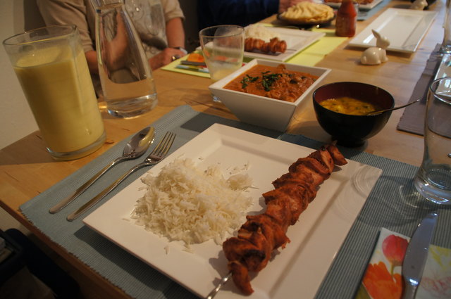 Hühnerspieße Tandoori Masala (Grill) mit Champignon-Curry und Mangochutney (Grill); Dazu werden Naan-Fladen (Grill), Basmatireis und Papadams gereicht.