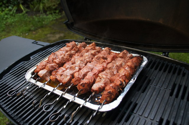 Der Grill wird auf Mittlere Hitze (ca. 180-200 Grad) vorgeheizt. Die Spieße brauchen je nach gewünschtem Gargrad, Größe, Temperatur und Menge zwischen 20 und 40 Minuten. Zwischendurch drehen nicht vergessen!