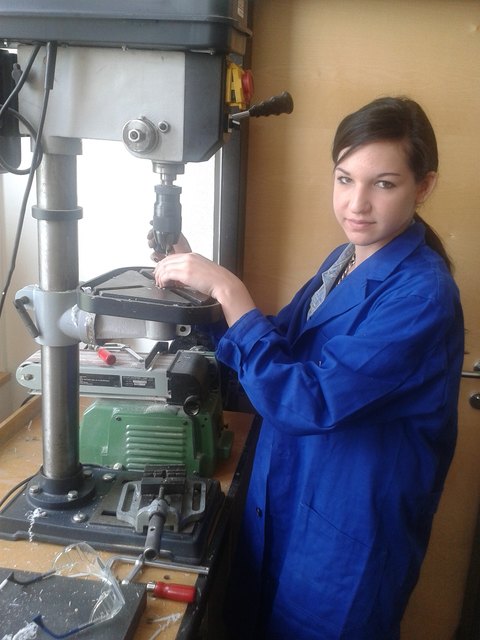 Katrin Benetik betätigte sich an der Bohrmaschine | Foto: KK