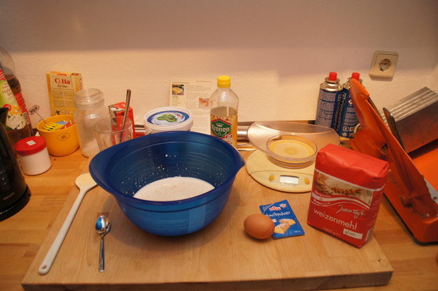 In einer Schüssel wird der Teig für die Naan-Fladen vorbereitet. Er besteht aus Mehl, Joghurt, Ei, Öl/Butter, Backpulver, Germ, Salz und Zucker.