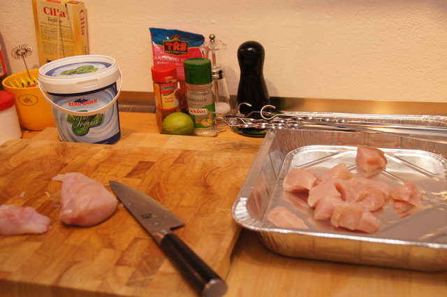 Die Hühnerbrüste werden in große Würfel geschnitten.