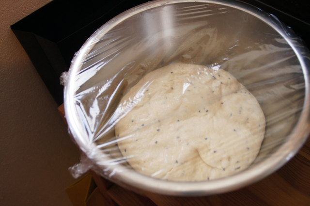 Den fertigen Teig muss man etwa eine Stunde gehen lassen.