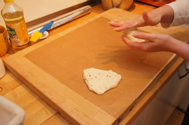 Danach teilt man ihn in kleine Portionen und zieht ihn zu ungefähr dreieckigen Fladen.