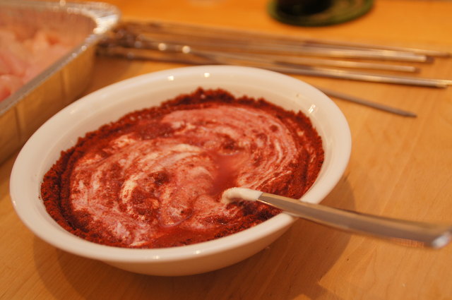 In einer Schüssel mischt man Joghurt und die Gewürzmischung für Tandoori Masala (kann man in jedem Asiashop bekommen oder selbst mischen)