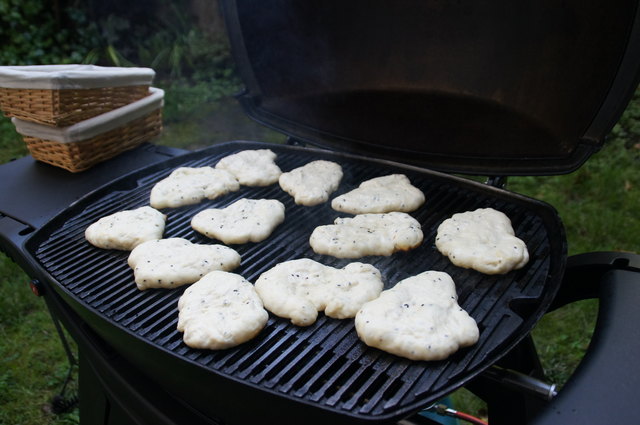 Diese bestreicht man mit Öl und wirft sie auf den Grill bei direkter mittlerer Hitze.