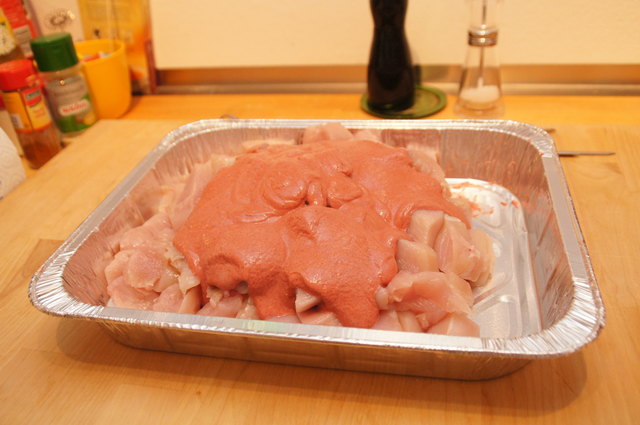 Die Joghurt-Gewürzmarinade mit dem Fleisch vermischen und über Nacht im Kühlschrank einziehen lassen.