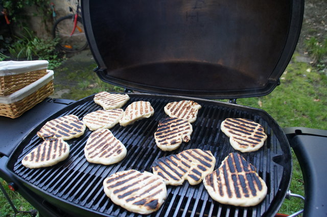 Die Fladen brauchen pro Seite nur etwa zwei Minuten, also Vorsicht, dass sie nicht zu dunkel werden!
