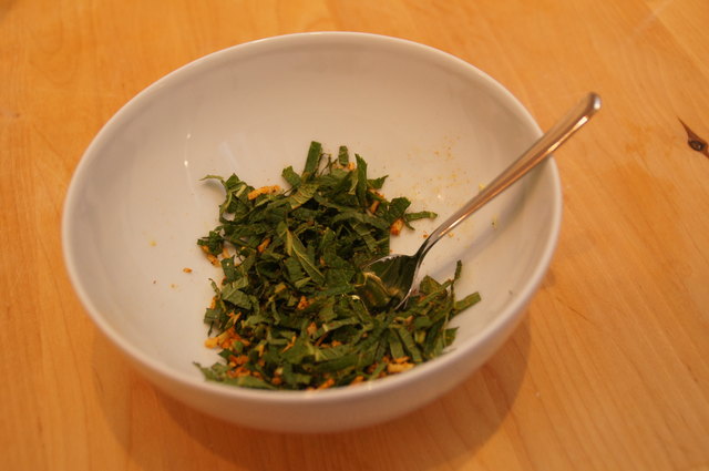 Für das Mangochutney mischt man in einer Schüssel etwas Ingwer, Minze, Öl, Essig, Limettensaft, Salz und Pfeffer (und nach Geschmack auch andere Gewürze)