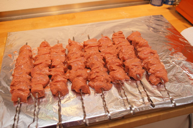 Etwa eine Stunde vor dem Grillen steckt man die Hühnerwürfel auf Spieße.