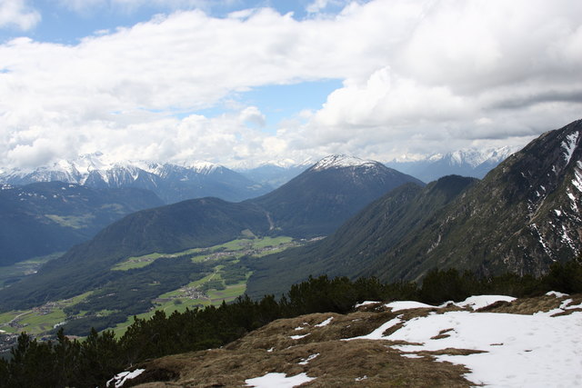 Im Hintergrund ist der Simmering, und dahinter sieht man noch den Tschirgant.