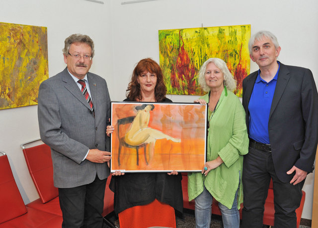 Stadtrat Johann Rankl, Christine Schaffer-Reinsperger (Matriarchatsforscherin) und Thomas Pulle (Stadtmuseumsleiter) beglückwünschen Christine Huber zur gelungenen Ausstellungseröffnung in der Rathausgalerie. | Foto: mss/ Vorlaufer