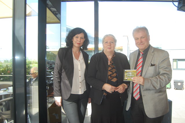 Bezirksvorsteherin Hermine Mospointner, Bezirksrat Gerhard Blöschl und die Autorin der Jubiläums-CD Barbara Wolfingseder.