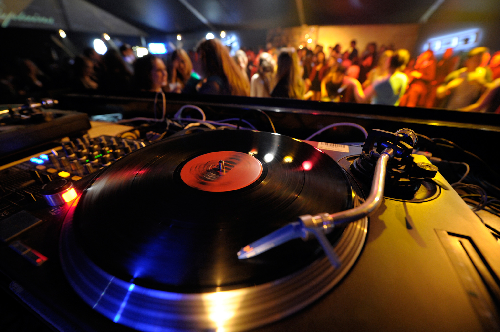 Geniale DJs & großartige LiveActs auf den BACARDI Worldcup Partys