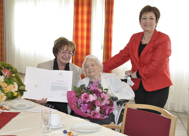 Margarete Cisl mit Marianne Klicka (l.) und SP-Bezirkschefin Gebriele Votava (r.). | Foto: Foto: Bramböck