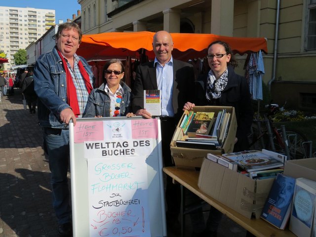 Horst Horvath, Maria Mühlbauer, Bürgermeister Georg Rosner und Silke Roisb beim Stand der Städtischen Bücherei | Foto: Kerstin Zsifkovits