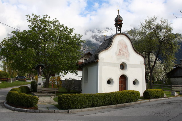 Links vorbei an der St. Josefs Kapelle